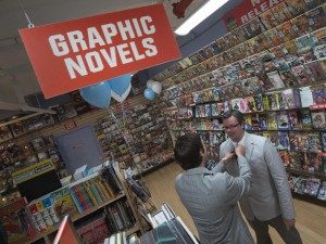 Jason Welker (kiri) membenarkan letak dasi Scott Everhart di toko buku 'Midtown Comics', Manhattan, New York, Rabu (20/06/2012). Foto: REUTERS/ Adrees Latif	