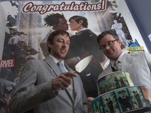 Jason Welker (kiri) dan Scott Everhart bersiap memotong kue pernikahan mereka di toko buku 'Midtown Comics', Manhattan, New York, Rabu (20/06/2012). Foto: REUTERS/ Adrees Latif	
