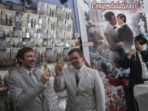 Jason Welker (kiri) dan Scott Everhart mengangkat gelas usai mengucap janji pernikahan di toko buku 'Midtown Comics', Manhattan, New York, Rabu (20/06/2012). Foto: REUTERS/ Adrees Latif