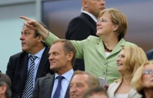 (Michael Platini dan Angela Merkel/Getty images)