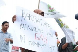 Aksi KAMMI Aceh menolak Gay masuk dalam Komnas HAM Rabu (12/9) di Simpang Lima Afifuddin Acal | The Globe Journal