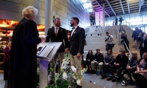 Hakim Karli Kristine Jorgensen, (kiri) meresmikan pernikahan pasangan gay Corianton Hale, (kanan) dan Keith Bacon di Seattle City Hall /*AP Photo/Elaine Thompson