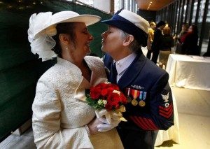 Perwira US Coast Guard ,Nancy Monahan (kanan) bersiap untuk mencium pasangan lesbinya Deb Needham, saat menunggu peresmian pernikahan mereka di Seattle City Hall/*AP Photo/Elaine Thompson