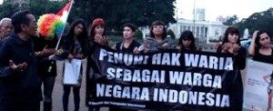Aksi Kamisan menuntut pemenuhan hak-hak waria sebagai warga negara Indonesia (Foto: Dee/Ourvoice)