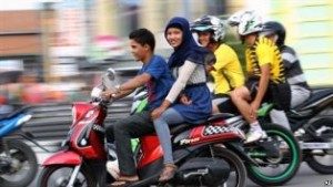 Perempuan Aceh di atas sepeda motor di Lhokseumawe, Aceh. Pemerintah setempat berencana mengesahkan perda yang melarang perempuan naik sepeda motor. (Foto: Dok)