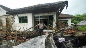 Polisi menginspeksi tempat ibadah kelompok Ahmadiyah di Pandeglang, Banten yang dirusak oleh massa (foto: dok). Laporan Deplu AS menyoroti kebebasan beragama yang memprihatinkan di Indonesia. Foto : AP