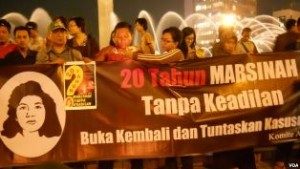 Aksi di Bundaran HI Jakarta yang menuntut penuntasan kasus kematian Marsinah, yang dibunuh 20 tahun lalu. (VOA/Andylala Waluyo)