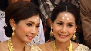 Pasangan Arisa Thanommek dan Pacharee Hungsabut tidak mau menunggu lama sampai Thailand melegalisasi pernikahan sesama jenis sehingga melangsungkan upacara pernikahan di Bangkok (10/5). (VOA/Daniel Schearf)