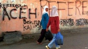Pegiat mengkritik aturan yang dianggap menjadikan perempuan Aceh sebagai sasaran.