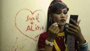 Seorang penampil transgender asal Nepal sedang berdandan di balik panggung, 17 Mei 2013. (sumber: AFP)
