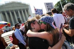 Sarah Beth Alcabes mencium pasangannya Meghan Cleary di California setelah keputusan Mahkamah Agung. (Credit: Reuters)