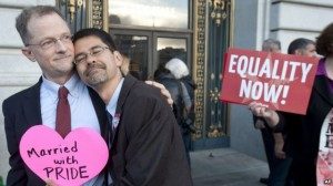 Pasangan gay di luar Balai Kota San Francisco sebelum Mahkamah Agung mengeluarkan keputusan yang menghapuskan larangna pernikahan sesama jenis (26/6) (AP/Noah Berger)
