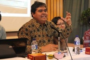 yanuar Nugroho menyatakan, "Media di indonesia sangat dipengaruhi oleh Iklan Yang Maha Kuasa"