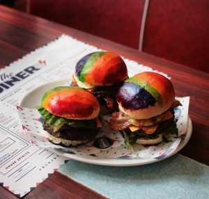 Burger pelangi Gay Pride. ©digitalspy.co.uk