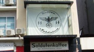 Sejumlah lambang yang dikaitkan dengan Nazi terpajang di Soldatenkafe