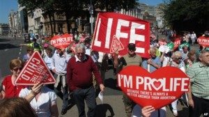Protes anti-aborsi di Dublin, Irlandia (6/7). (AP/Shawn Pogatchnik)