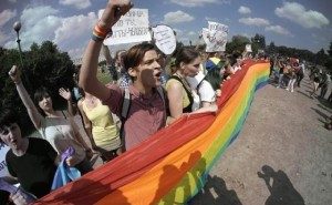 Para aktivis hak-hak gay meneriakkan slogannya saat mereka melakukan aksi di kota St Petersburg, Russia, Sabtu (29/6/2013), waktu setempat. 