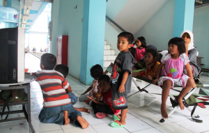 Anak-anak pengungsi Syiah di Rusunawa Sidoarjo sedang menonton televisi sebagai salah satu hiburan ditengah kesedihan mereka