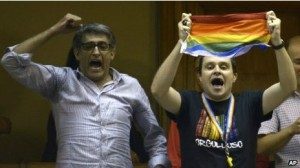Aktifis gay Uruguay menyambut keputusan yang melegalkan pernikahan sesama jenis.