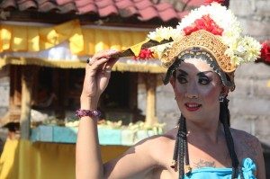 Ilustasi : dewiQ ketika mengenakan busana Bali di depan salah satu Pura keluarga. (Foto: Hartoyo/Ourvoice)