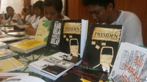 Buku "Surat Untuk Presiden" serta buku-buku karya para siswa siswi SMUN 3 Denpasar lainnya. (VOA/Muliarta)