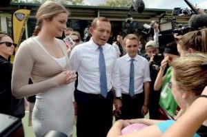 Pemimpin Oposisi Tony Abbott berkampanye di Queensland, Rabu (14/8), didampingi putrinya Bridget (kiri). (Credit: ABC) 