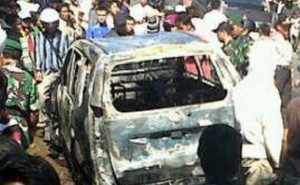 Salah satu mobil terbakar kroban bentrok Ormas dengan warga di Kendal beberapa waktu lalu 