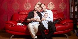 Barrie Drewitt Barlow (kiri) dan pasangannya Tony bersama anak kembar mereka. dailymail.co.uk ©2013 Merdeka.com