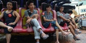 Sekelompok pria di China gunakan sepatu hak tinggi. shanghaiist.com