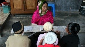 Mantan TKW asal Indramayu, Saodah, kini mengajar mengaji setiap sore di rumahnya.