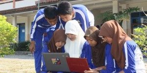 Para pelajar di Desa Sambak Kecamatan Kajoran Kabupaten Magelang memanfaatkan internet yang dapat diakses dengan mudah di Desa setempat.