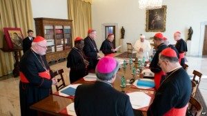 Paus Fransiskus bertemu dengan para kardinal dari "Kelompok Delapan" di Vatikan (1/10). (AP/L'Osservatore Romano)