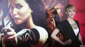 Aktris Jennifer Lawrence dalam pemutaran perdana film "The Hunger Games: Catching Fire", salah satu dari sedikit film dengan karakter utama pahlawan perempuan. (Reuters/Carlo Allegri)