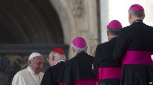 Para Kardinal dan Uskup berbaris untuk menyambut Paus Fransiskus di pertemuan mingguan dengan umat di Lapangan Santo Petrus, Vatikan (30/10).