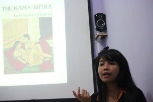 Saras Dewi Memaparkan Materi Kuliah Umum (Foto: Hartoyo/Suara Kita)
