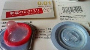 Kondom Sagami Original, dikabarkan memiliki ketebalan 0,01 milimeter. (sumber: Condom-sizes.org)