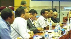 Masyarakat, tokoh, LSM Papua dan Kontras saat melakukan pertemuan dengan Komisi I DPR RI di Jakarta, 27 Juni 2013 (Foto: dok).