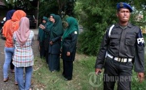 Petugas Wilayathul Hisbah (WH) memberikan pengarahan kepada wanita yang memakai pakaian ketat yang terjaring razia penerapan hukum Syariat Islam oleh tim gabungan dari Satpol PP dan WH serta TNI/Polri di kawasan Meunasah Manyang, Ingin Jaya, Aceh Besar, Kamis (4/7/2013). SERAMBI INDONESIA/BUDI FATRIA