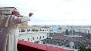 Paus Francis, menyapa masyrakat yang hadir dilapangan Vatikan dari balkon utama Basilika Santo Petrus di Vatikan (25/12). Paus Francis pada hari Natal berharap untuk dunia yang lebih baik, dengan perdamaian untuk tanah kelahiran Yesus. AP/L'Osservatore Romano, ho
