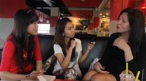 Stefi dan Laurita mewawancarai Anggun (Foto : Rikky/ Suarakita)