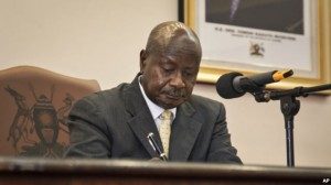 Presiden Uganda Yoweri Museveni menandatangani UU anti-gay di Entebbe, Uganda (24/2).