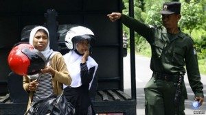 Polisi syariah menangkap perempuan-perempuan yang memakai celana ketat di Arongan Lambalek, Aceh Barat. (Foto: Dok)