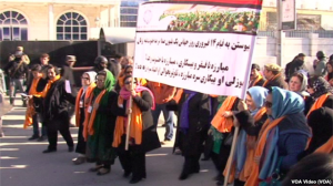 Perempuan Afghanistan turun ke jalan dalam sebuah demonstrasi memprotes kekerasan terhadap perempuan di Kabul Afghanistan (13/2).