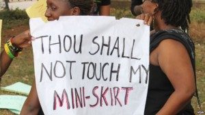 Perempuan-perempuan Uganda memprotes kekerasan atas mereka yang menggunakan rok mini di Kampala (26/2). (VOA/Hilary Heuler)