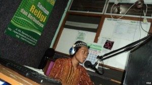 Penyiar radio komunitas pesantren di Solo, Jawa Tengah. Foto.VOA. Yudha Satriawan