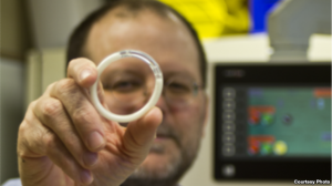 Insinyur biomedis Northwestern University Patrick Kiser memegang cincin intravaginal - yang pertama dalam jenisnya. Foto Northwestern University