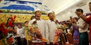 Tin Ko Ko dan Myo Min Htet bertukar cincin di hotel Yangon, Minggu 232014 dalam sebuah pesta pernikahan gay yang diklaim sebagai yang pertama di Myanmar