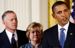 Dari kiri ke kanan Dennis Shepard, Judy Shepard, dan Presiden Amerika Serikat Barack Obama dalam pidato mengenai pencegahan kejahatan berbasis kebencian pada kaum gay