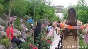Beberapa suporter laman bahkan mengambil foto diri di ruang publik, seperti di taman ini di Teheran