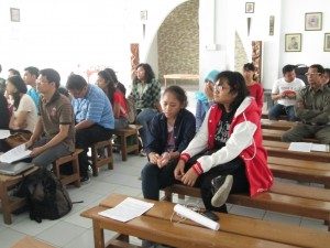 Kurang lebih 40 peserta memadati kapel kampus STTJ dan mengikuti acara diskusi dengan antusias.  Foto oleh: Vicharius Dian Jiwa, wartawan majalah Tambang)